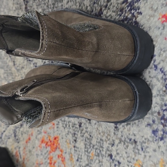 Clarks - Picture 2 of 3